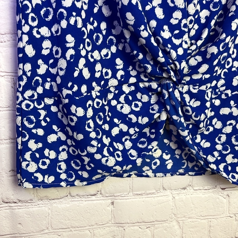 W5 Blue and White Print Short Sleeve Twist Front Top - Picture 5 of 9
